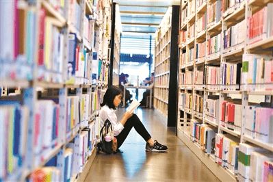 年轻人在图书馆阅读物理书籍