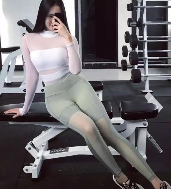 女生比划身材曲线