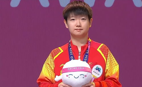 孙颖莎在颁奖台上微笑