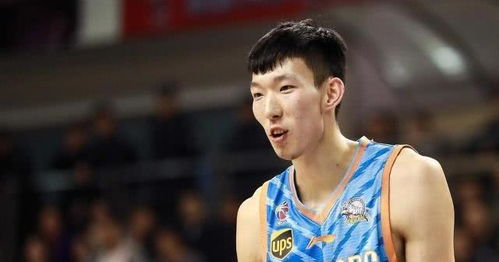 周琦在更衣室接受采访