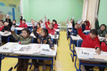 教师与学生互动场景