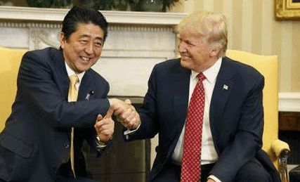 南非总统与特朗普握手