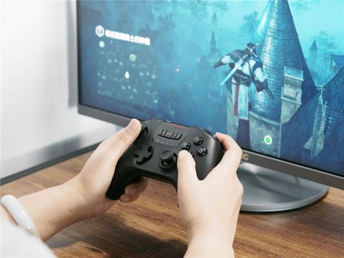 玩家坐在电脑前 操作游戏界面