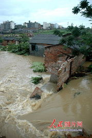 广西山洪救援现场村民划竹筏运送物资