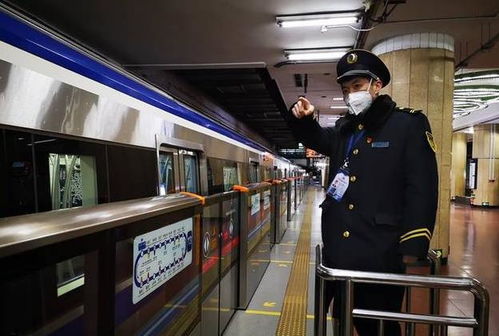 地铁车厢内一名工人站在角落