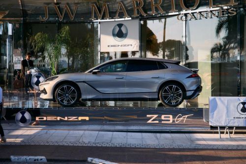 腾势Z9 GT在戛纳红毯旁静态展示