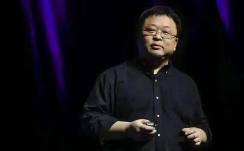 罗永浩手持麦克风在直播间介绍商品