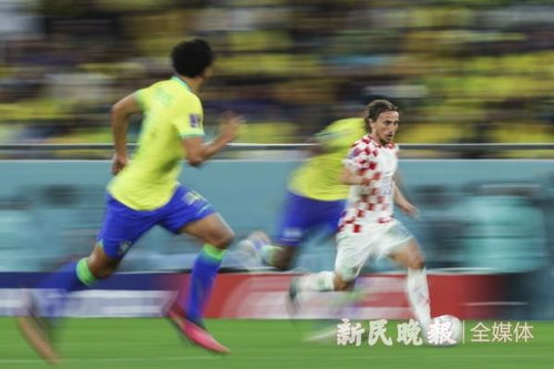 莫德里奇在比赛中带球突破