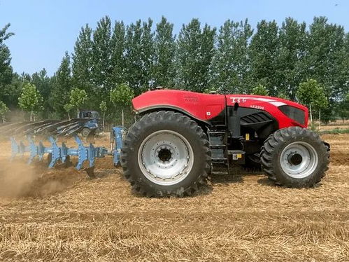 农民在田间驾驶拖拉机进行收割