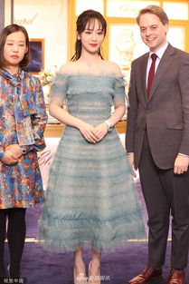 三人组合影露出灿烂笑容