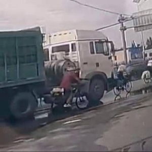 骑行男子被大货车碾压事故现场图