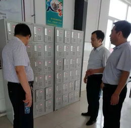 教育局工作人员检查学校食堂卫生状况