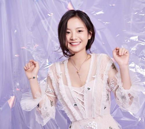 李庚希面对镜头微笑<p>“我们不能用一套标准去衡量所有人。”一位业内人士在接受采访时表示，“每个演员都有自己的成长节奏，重要的是他们是否愿意不断学习和进步。”</p><p>对于李庚希而言，这次戛纳之行或许正是她职业生涯的一个转折点。如何在聚光灯下保持清醒、在批评声中坚定信念，将是她接下来必须面对的课题。</p><h2 id=