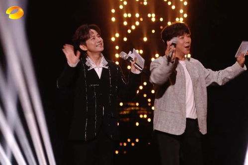 陈楚生在《歌手2025》舞台演唱画面