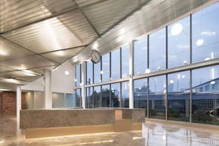 窗外飞驰而过的火车