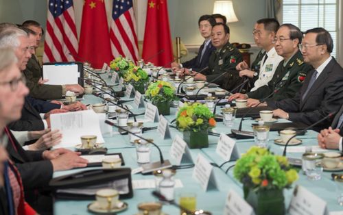 中美外交互动升温，电话沟通释放哪些信号？