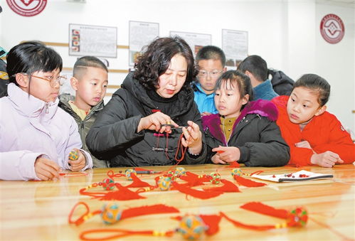 小学生与家人在非遗馆前合影