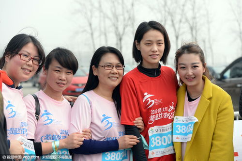 颜人中与粉丝互动合影