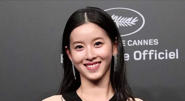 章泽天出席高端时尚活动照片