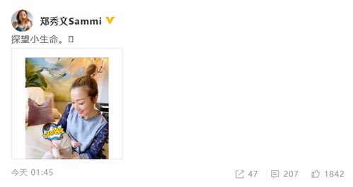 母亲抱着婴儿温柔地微笑