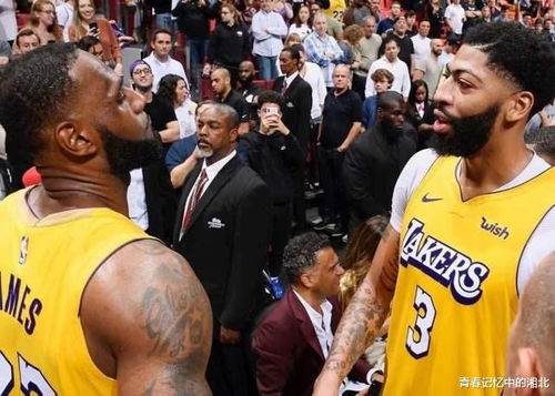 篮球迷在家中观看比赛直播