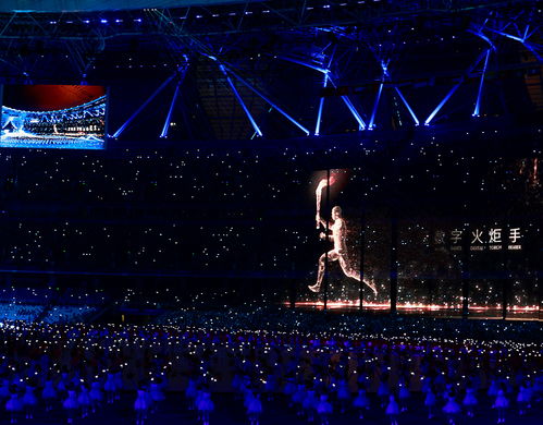 粉丝手持荧光棒在现场欢呼