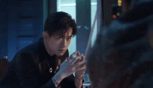 易烊千玺在片场认真拍摄工作照