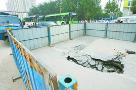 市民用围挡板帮助他人过水