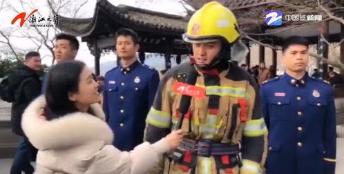 多位消防员合影图