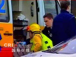 救援人员雪地中运送伤员