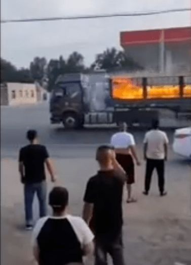 老人坐在窗边听火车呼啸而过