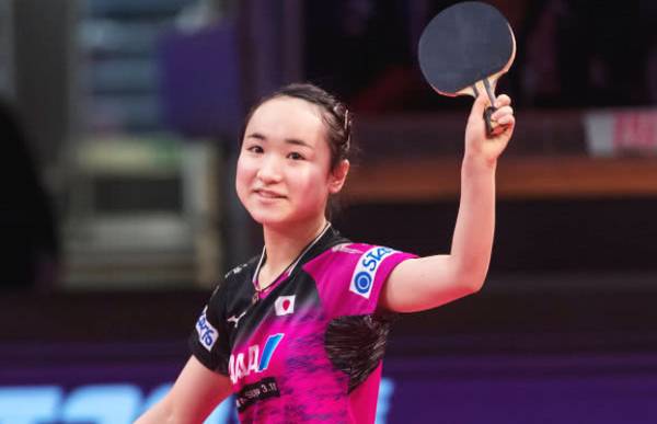 伊藤美诚在赛场上专注比赛