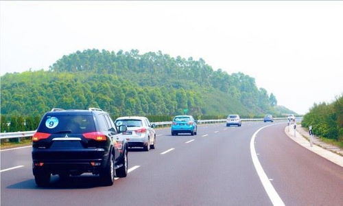 吴京车坏在高速路上，偶遇路人暖心相助，网友：这才是真正的‘战狼’日常！