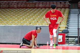 周琦在训练场上热身