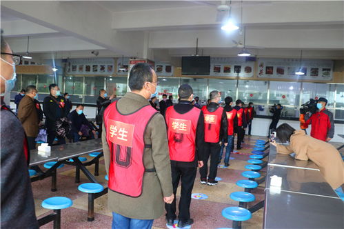 校园食堂学生排队打饭场景