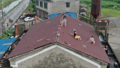 广西隆林受灾村民房屋受损