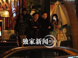 冯绍峰与神秘女子街头画面