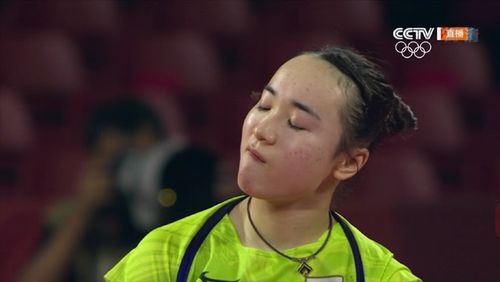 孙颖莎在训练场上认真练习