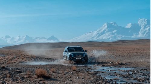 哈弗H9停在山崖边