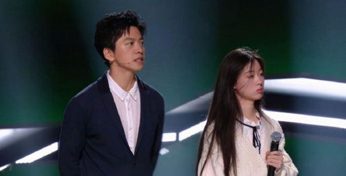 单依纯在录音棚认真录制歌曲