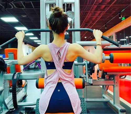 章泽天健身房力量训练照