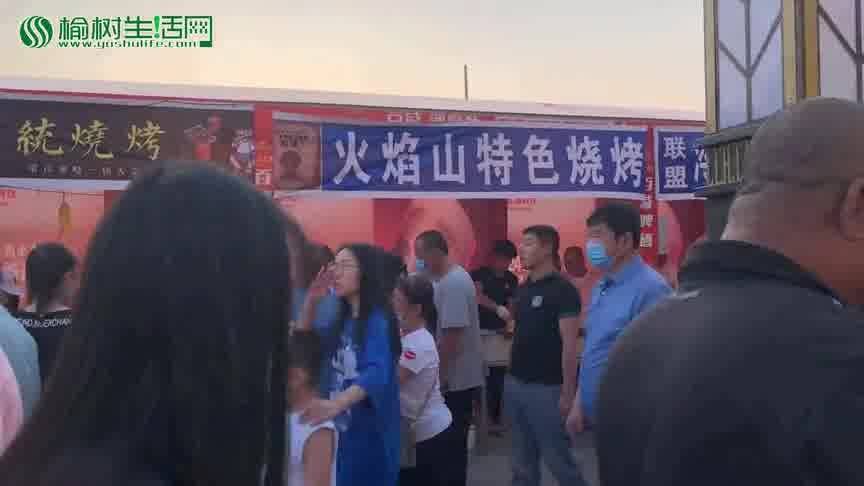 乌兰察布夜市热闹场景