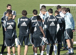 哈维-阿隆索在训练场上指导球员