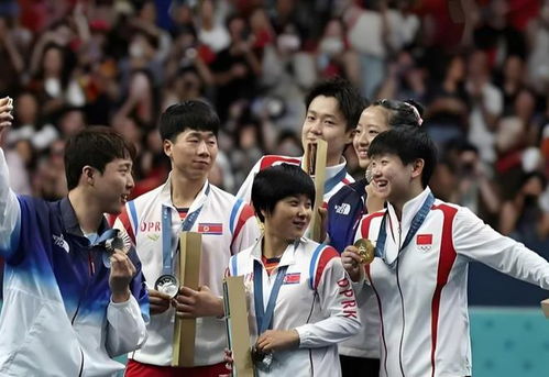 莎头组合在颁奖台上