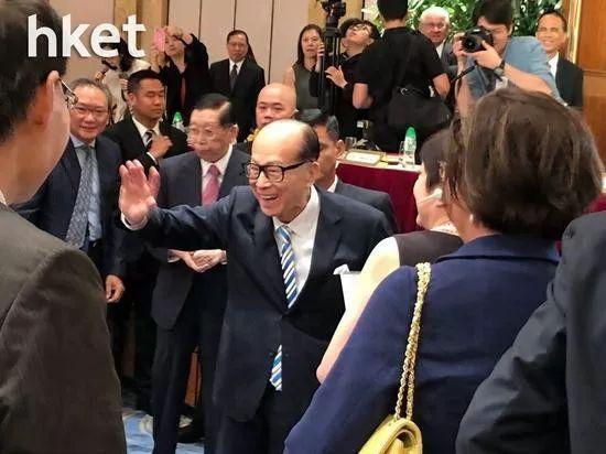 李嘉诚出席股东大会现场