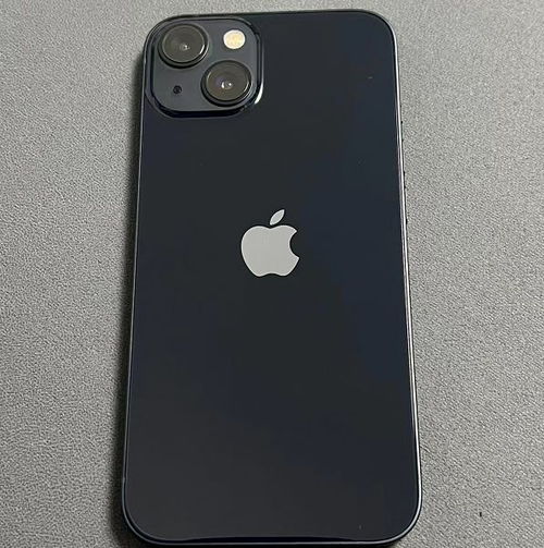 iPhone 13与iPhone 15 Pro并排展示以旧换新场景