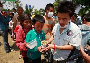 志愿者为受灾儿童分发食物