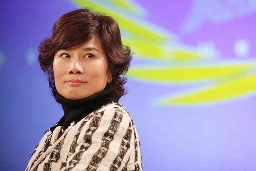 董明珠在直播间认真讲解产品