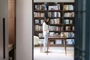 女性在书房阅读纸质书