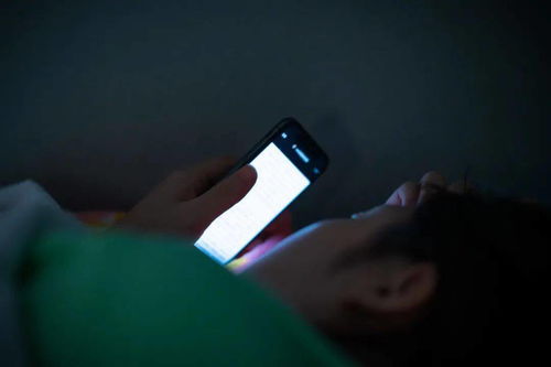 年轻人熬夜刷手机场景图
